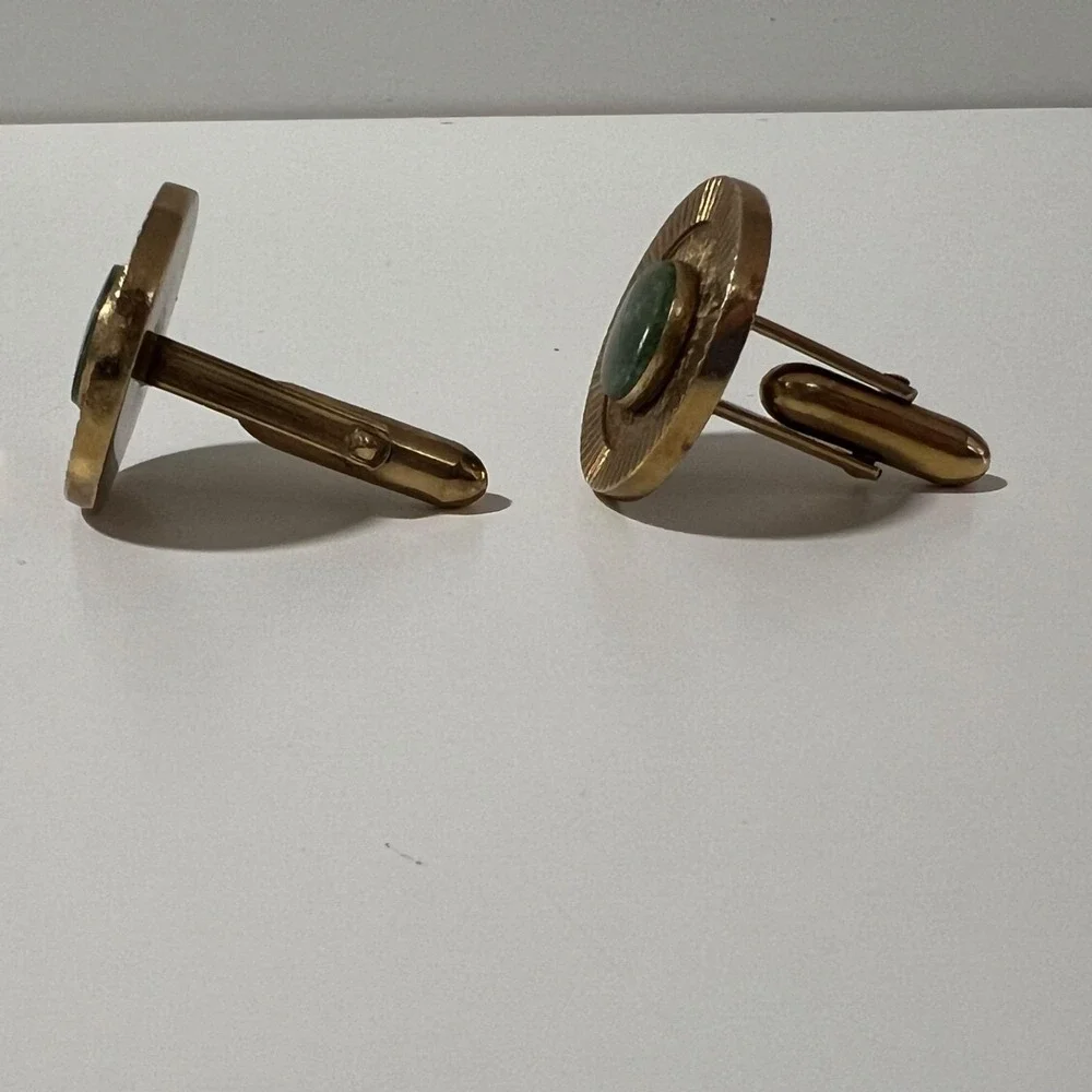 Vintage gold tone round cufflinks w‎ jade colored stone bullet back